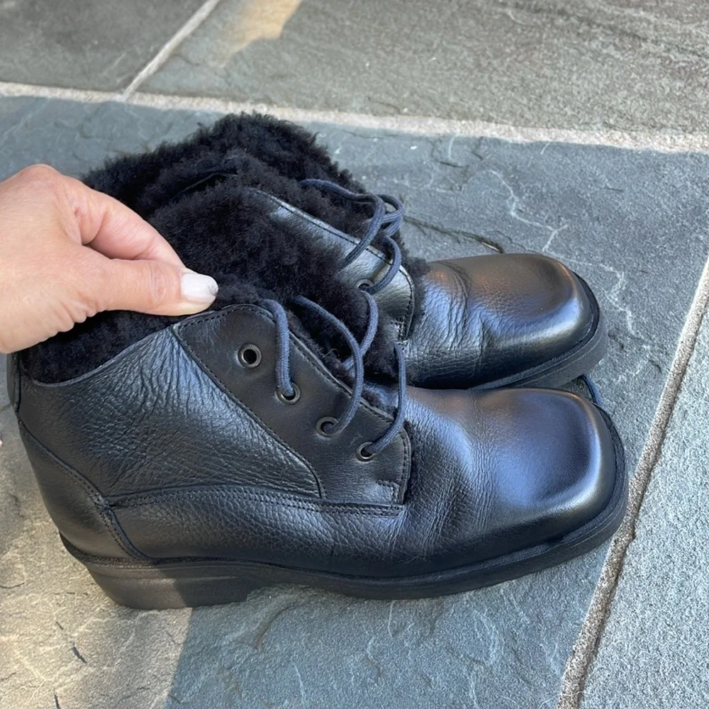 Santana Canada lace up boots size 7 fur lined